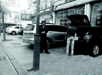收費員剛收取了這名女司機30元停車費。