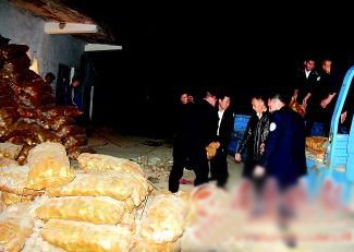 執法人員深夜對土豆作坊內的土豆進行了查封。