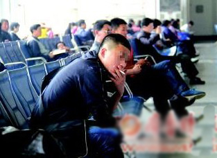 在車站內,一名旅客正在吸煙