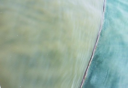 纜繩兩側，污染較重的海水與污染較輕的海水涇渭分明。