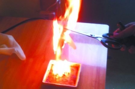 兩元錢的手套燃燒時(shí)煙絮大，燃燒后呈顆粒狀