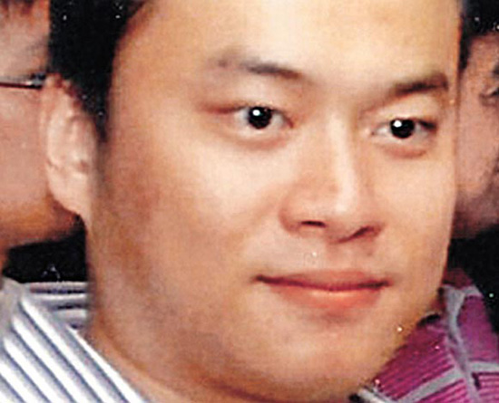 在新加坡撞車的限量版法拉利，車主為四川富豪馬馳，其妻子為四川電視臺前新聞主播何婷婷