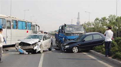 青島環灣路發生慘烈車禍 4車連撞堵路兩小時