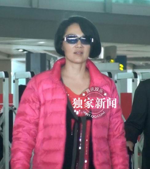 王姬穿亮色時尚棉襖現身