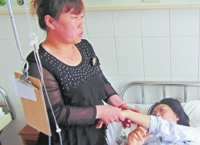 家人正在給初女士按摩，并不時開導她。