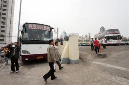 青島火車站驚現(xiàn)天價(jià)停車場(chǎng) 停一月收1500元