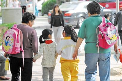 青島小學生書包重達24斤 肩負越減越重