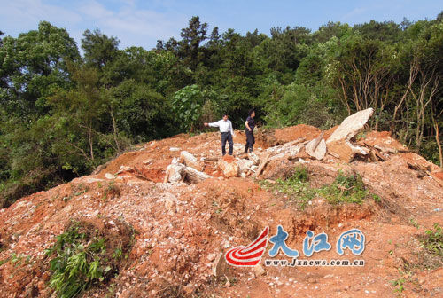 學者墳墓遭強拆，尸骨被支鍋火化