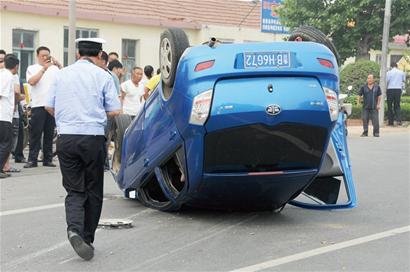 老漢被瘋狂轎車撞飛50米當場斃命 鮮血遍地(