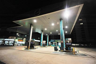 青島油價(jià)下調(diào)創(chuàng)紀(jì)錄 車主空倉過夜才加油