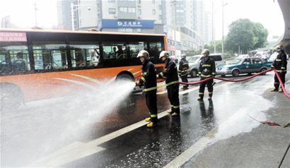 運化學品卡車沿路灑百米綠河 冒白煙氣味刺鼻