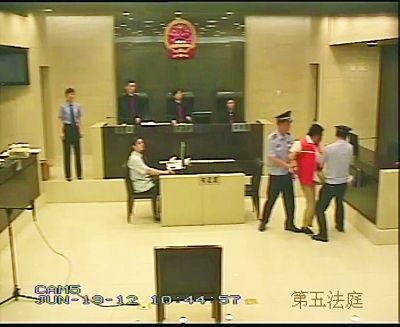 南京官員涉貪受審時當庭失控