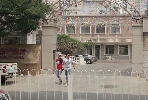 陳龍牽手章齡之去婦產醫院