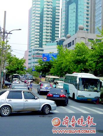 前海限行疏通沿海堵癱市區 五四廣場變爆滿停車場