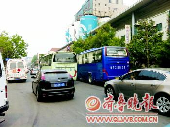 前海限行疏通沿海堵癱市區 五四廣場變爆滿停車場
