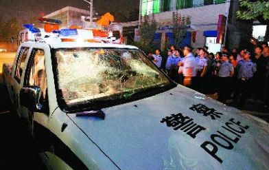 警車KTV樓下被砸 警車KTV樓下被砸