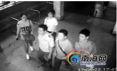 醫院錄像顯示，在醫院發生毆打事件后3名協警從大門離開(翻拍)