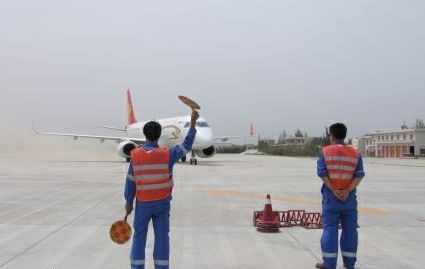 資料圖：天津航空公司和田飛烏魯木齊的ERJ-190客機(jī)