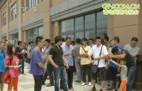 福順嘉苑不按期交房 五六十位業(yè)主圍堵小區(qū)門(mén)