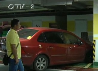 青島新業廣場停車場藏大坑 缺少篦子卡住車頭