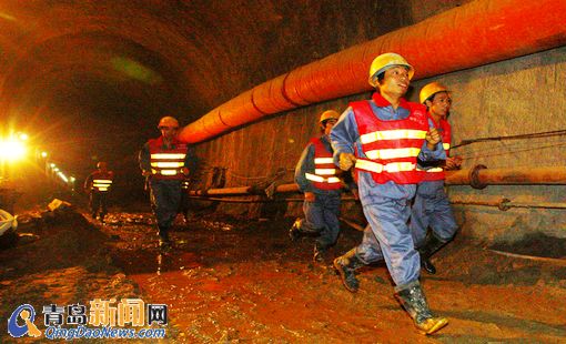 青島地鐵實戰演練 施工段塌陷及時搶險