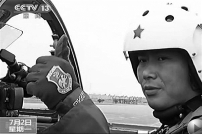 空軍飛行員駕戰機遇故障