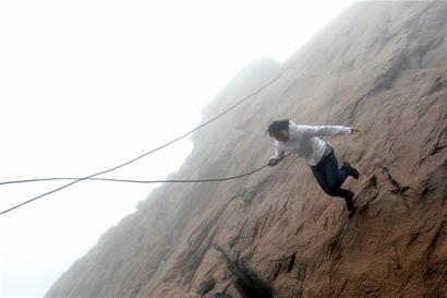 青島7歲男孩嶗山上玩跳懸崖 爸爸稱(chēng)很自豪