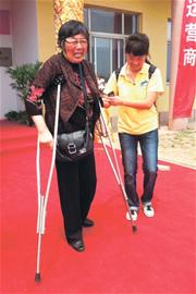 70歲奶奶拄雙拐開網店 熟練稱呼顧客親