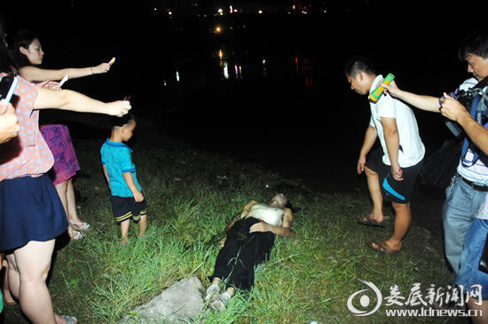 7月3日，婁底市孫水河公園河段，一名27歲的小伙子勇救一家三口卻溺水身亡。(吳永華/攝影)