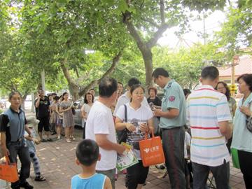 熱點(diǎn)小學(xué)搶號排隊(duì)擠破門 冷門學(xué)校少人問津
