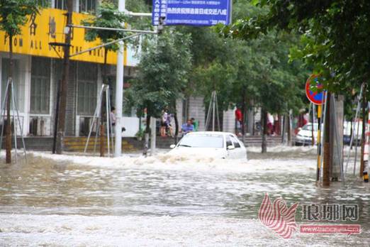 臨沂暴雨街道成河 公交積水市民駕充氣船出門