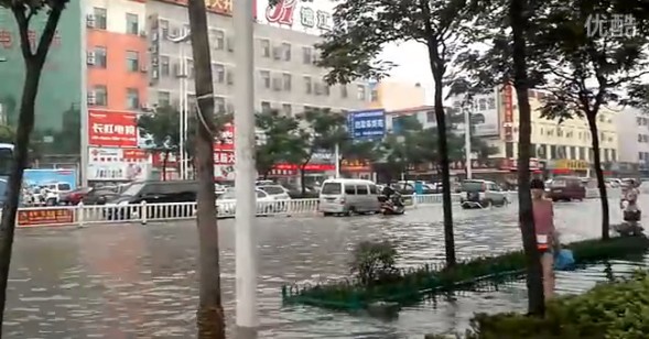 臨沂暴雨街道成河 公交積水市民駕充氣船出門