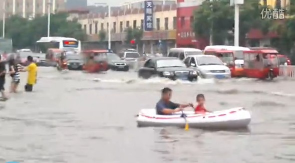 臨沂暴雨街道成河 公交積水市民駕充氣船出門