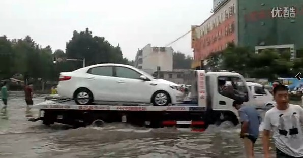 臨沂暴雨街道成河 公交積水市民駕充氣船出門