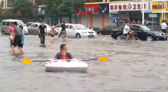 臨沂暴雨街道成河 公交積水市民駕充氣船出門