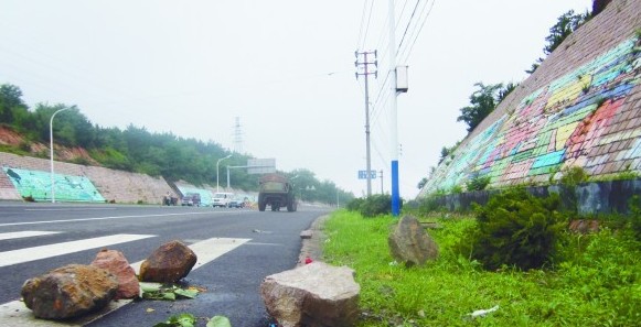 實地探訪青島5災害易發區 山體裸露山石滾落路邊