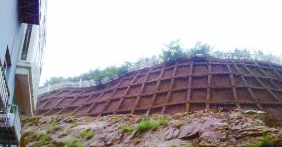 實地探訪青島5災害易發區 山體裸露山石滾落路邊