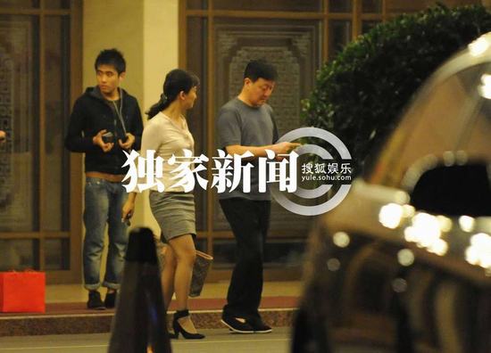 韓磊與優雅女酒店用餐