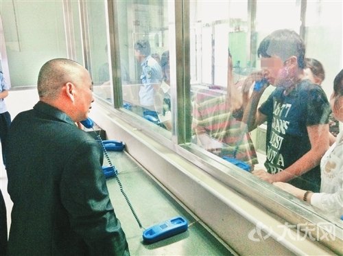 3年未見，父子倆見面時失聲痛哭
