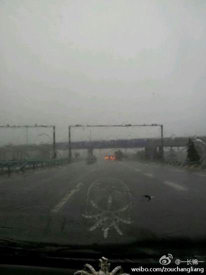 青島暴雨晝?nèi)缫?網(wǎng)友感嘆雨刷不夠用