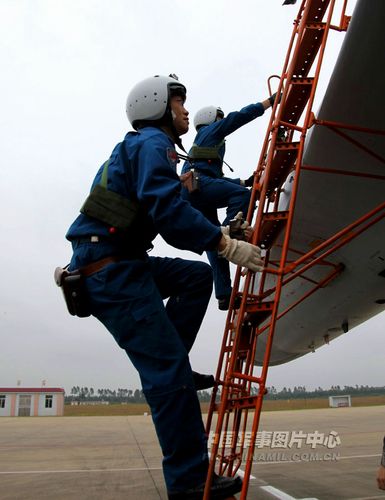 中央軍委大幅調整海南省軍區(qū)領導班子 一次換6人