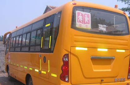 新換揚子校車又現發動機漏油 質量頻現稱正常