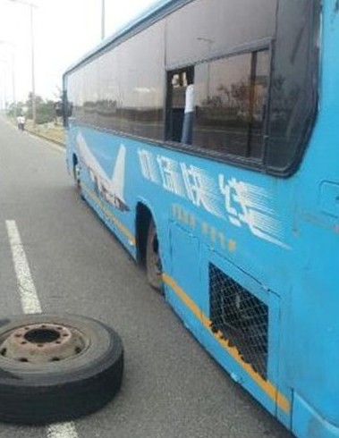 青島機場巴士行駛中車軸斷裂 后輪脫落