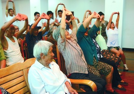 鐵山坪,大學生唱起《拍手歌》,帶著養(yǎng)老院的老人一起活動筋骨。 記者 蔣雨龍 攝