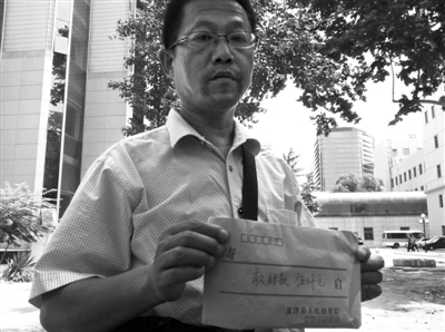 小傳旺舅爺拿到當地檢察院5000元捐款。此前，小傳旺被人用充氣泵從肛門充氣造成重傷，進京治療。新京報記者 李寧 攝