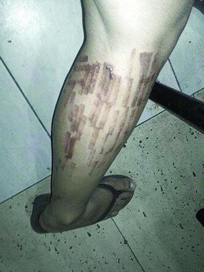 當事人在這家美容院前接受采訪。