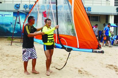 盲人哥懷揣4千元獨游東南亞4國 來青島練帆板挑戰全國賽