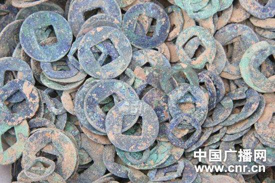建筑工地現大量古代錢幣 部分群眾哄搶