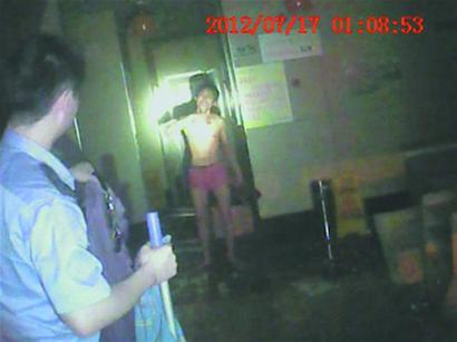 青島醉酒廚師半裸揮刀自殘 狂性大發咬民警