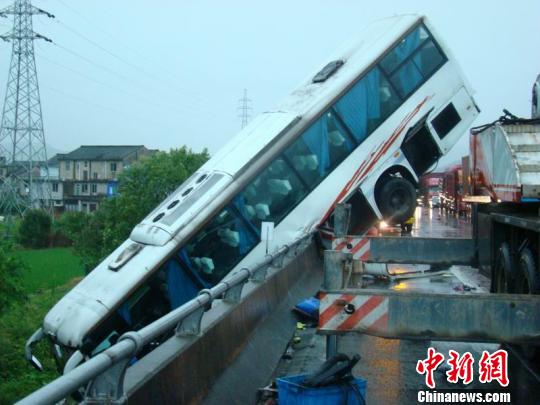 浙江暴雨大客車沖破防護墻懸空 21名乘客驚魂
